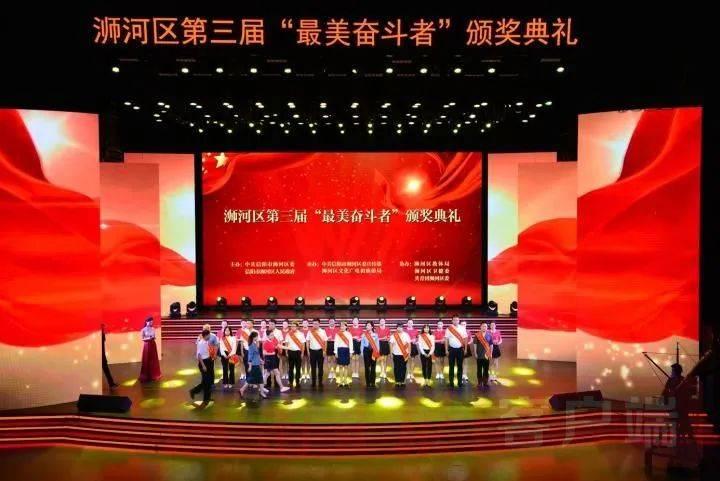 秦岚解锁杂志夏季刊封面，你认为她适合走什么风格？